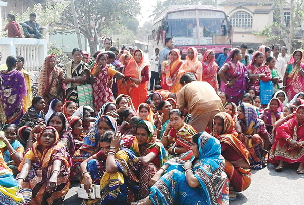 Women agitated against Panchayat