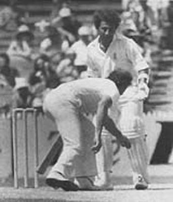 জানুয়ারি ১৯৮১- অস্ট্রেলিয়া সফরে গিয়ে প্রথম টেস্টেই নাস্তানাবুদ হতে হয়েছিল সুনীল গাওস্করদের। এক ইনিংস এবং ৪ রানে হারতে হয় তাঁদের। কিন্তু অ্যাডিলেডে দ্বিতীয় টেস্টে দারুণ ফাইট দিয়ে ড্র করে ভারত। সন্দিপ পাতিলের দুর্দান্ত শতরান ছিল ওই টেস্টে। শেষ টেস্টে মেলবোর্নে অস্ট্রেলিয়াকে দ্বিতীয় ইনিংসে একেবারে ধূলিসাত্ করে দেয় ভারতীয় বোলাররা। দ্বিতীয় ইনিংসে মাত্র ৮৩ গুটিয়ে যায় অসিরা। কপিল দেব ৫টি উইকেট নিয়েছিলেন। শেষ টেস্টে ৫৯ রানে জিতে সিরিজে সমতা ফেরান গাওস্কররা।