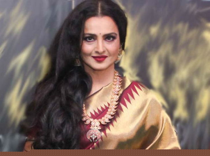 রেখা: <br> 
আসল নাম ভানুরেখা গণেশন। কিন্তু নায়িকা হওয়ার পক্ষে সেই নাম বড্ড ভারী। তাই পদবী ও নামকে ঘষে মেজে ছোট করে নিয়েছিলেন রেখা।