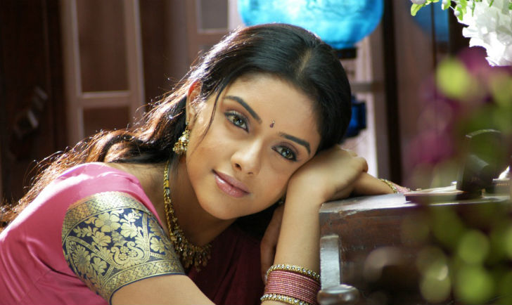 আসিন: <br> 
তাঁর পদবী থট্টুমকল। উচ্চারণের পক্ষে এই পদবী বেশ জটিল হওয়ায় পদবীকে বাদ দিয়েছিলেন আসিন।