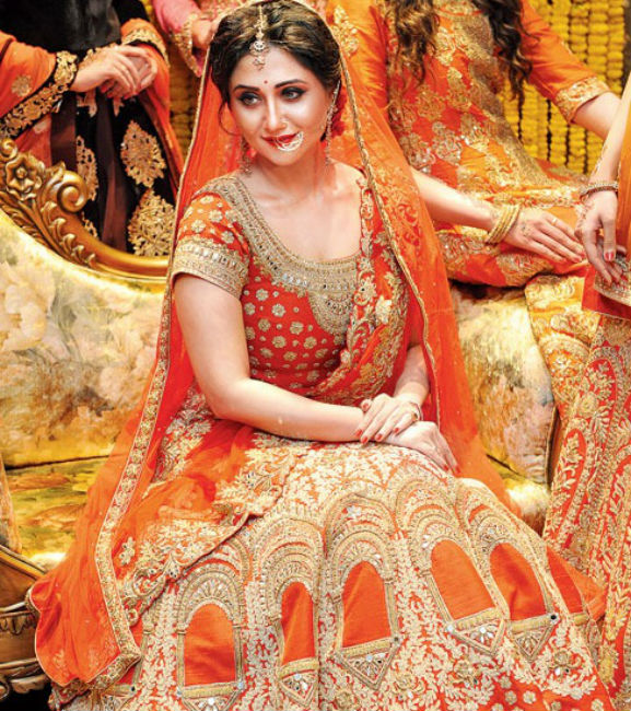 লিও: <br> 
যাঁদের জন্ম ২৩ জুলাই থেকে ২২ অগস্ট তাঁরা লিও রাশির জাতক। আপনার রাশি লিও হলে বিয়ের জন্য বেছে নিন কমলা রংয়ের পোশাক।