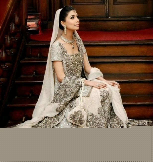 অ্যাকুরিয়াস: <br>
যাঁদের জন্ম ২০ জানুয়ারি থেকে ১৮ ফেব্রুয়ারির মধ্যে তাঁরা অ্যাকুরিয়াসের জাতক। বিয়ের পোশাকের জন্য <br> আপনি বেছে নিতে পারেন কালো, বাদামি বা ছাই রংয়ের কোনও কম্বিনেশন।