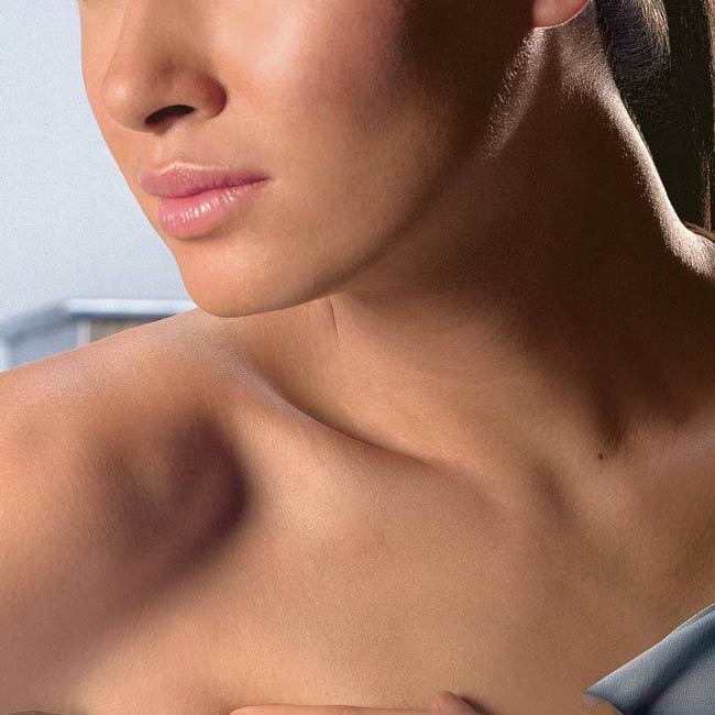 শরীরের কোথাও আচমকা গ্ল্যান্ড ফুলে যাওয়া লিম্ফেটিক সিস্টেম পরিবর্তনের ইঙ্গিত দেয়৷ এটা ক্যান্সারের পূর্ব লক্ষণ হলেও হতে পারে৷