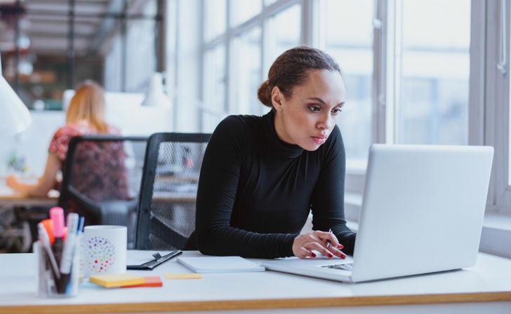 লো-লেভেল স্ট্রেসের ফলে মস্তিষ্কে ‘নিউরোট্রফিনস’ নামে এক ধরনের রাসায়নিক নিঃসৃত হয়।<br>
যা মস্তিষ্কের নিউরনের মধ্যে যোগাযোগ স্থাপনের কাজ করে। ফলে কাজকর্মে মনোযোগ বাড়ে।