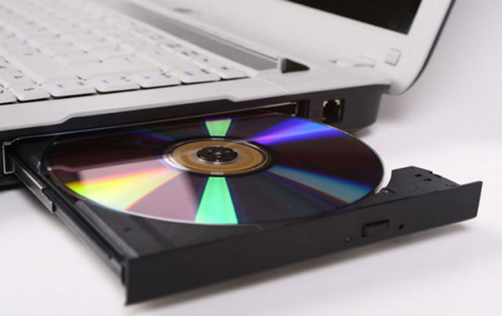 হার্ড ড্রাইভ। প্রায় প্রতি দিনই বাজারে নতুন মডেলের ল্যাপটপ আসছে। আর হার্ড ড্রাইভের<br>
সাইজ ক্রমশই বাড়ছে। তবে এ ধরনের ল্যাপটপ বেশ ভারী হয়। তাই কিনতে পারেন<br>
ফ্ল্যাশ ড্রাইভ (এসএসডি)-সহ ল্যাপটপ। দ্রুতগতি ছাড়াও এ ধরনের ল্যাপটপ বেশ হাল্কা হয়।<br>
তবে এ রকম ল্যাপটপের দামও বেশি সে কথা খেয়াল রাখবেন।