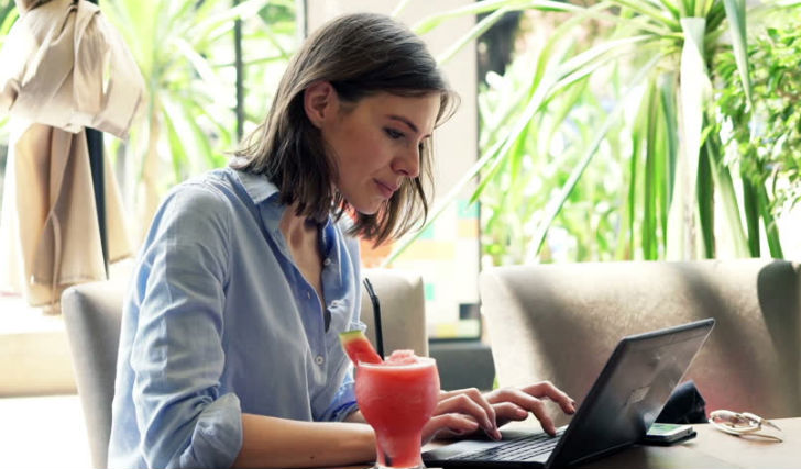 ব্যাটারি: ল্যাপটপে কী ধরনের কাজ করবেন তার সঙ্গে সঙ্গতি রেখে তা কিনুন। এক বার চাজ দিয়েই<br>
৫-৬ ঘণ্টা কাজ চালাতে পারেন এমন ল্যাপটপ দামে কম। তবে সারা ক্ষণ ল্যাপটপে বসে কাজ করতে
হলে একটু বেশি খরচ করুন। সে ক্ষেত্রে এক চার্জেই ৮-১০ ঘণ্টা একনাগাড়ে কাজ করা যাবে।