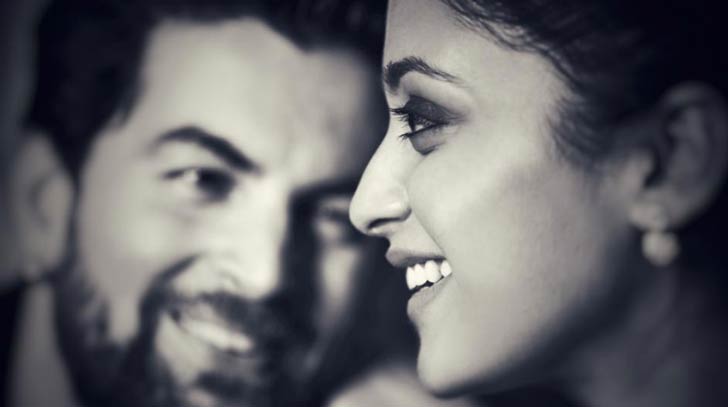 বিমান সংস্থায় কর্মরত রুক্মিনীর সারল্যই নীলকে আকৃষ্ট করেছে বলে দাবি করেছেন নায়ক।