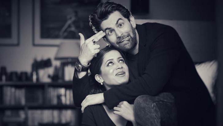 ঠাকুরদার বিখ্যাত গান “এক প্যায়ার কা নাগমা হ্যয়” দিয়ে শুরু করা হয়েছে নীলের বিয়ের কার্ড।