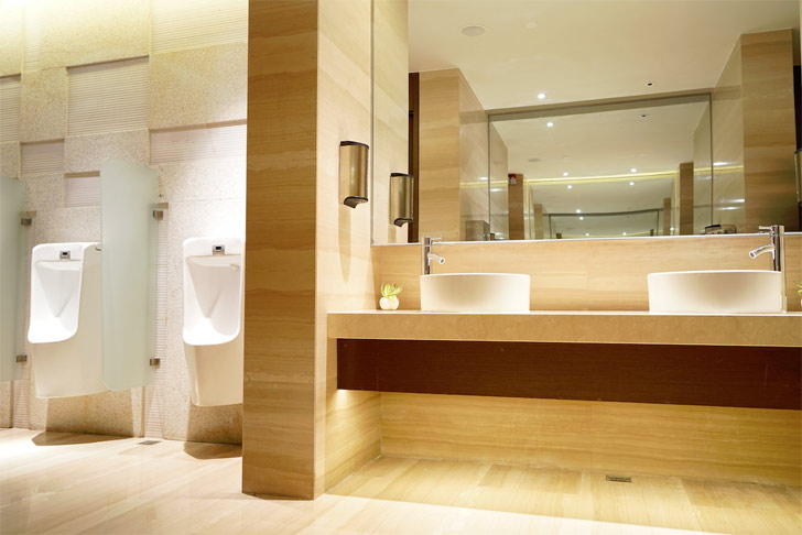 বিয়েবাড়ির শৌচালয়ের পরিচ্ছন্নতা বজায় রাখুন। অতিথিরা যদি এসে দেখেন যে শৌচালয় অপরিষ্কার তবে তা আপনার জন্য ভীষণ ভাবে লজ্জাজনক। শৌচালয়ের স্বাস্থ্য বজায় রাখুন।