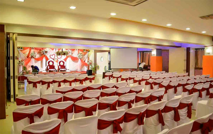 অনেক সময় দেখা যায় বিয়েবাড়িতে আমন্ত্রিত অতিথিদের তুলনায় আসন সংখ্যা অনেক কম। এই ব্যাপারটি কিন্তু অতিথিদের জন্য ভীষণ বিরক্তিদায়ক। সেই কারণে চেষ্টা করুন পর্যাপ্ত পরিমাণে বসার আসন রাখার।