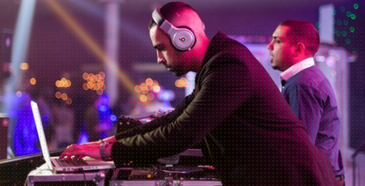 বিয়েতে নিমন্ত্রিত প্রচুর অতিথি। সবাইকে সমান ভাবে যত্ন নেওয়া তো সম্ভব নয়। সবার সঙ্গে কথা বলতে গেলে খানিকটা মুশকিলের মধ্যে পড়তেই হতে পারে আপনাকে। কিন্তু অতিথি যাতে কোনওভাব মনোক্ষুন্ন না হনতার জন্য বিনোদনের ব্যবস্থা রাখুন।