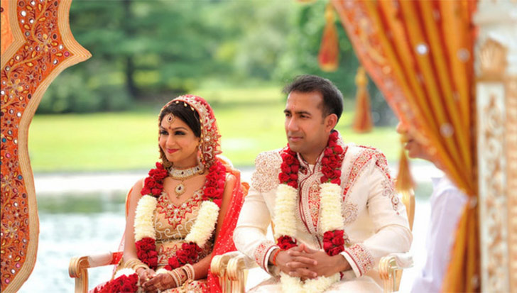 অতিথিদের আদর-আপ্যায়নে যাতে কোনওরকম ত্রুটি না থাকে, হোস্ট হিসেবে সেটা দেখার দায়িত্ব আপনারই। তাই সব সময় মুখে হাসিটি রেখে সবার সঙ্গে ভাল করে কথা বলুন।