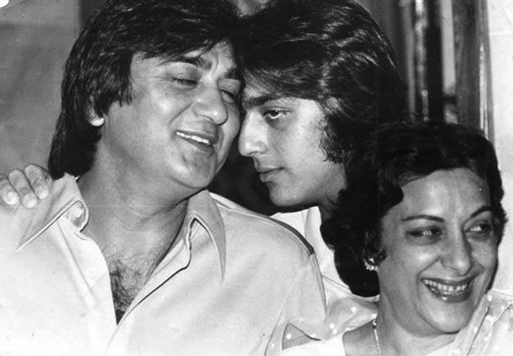বাবা-মায়ের সঙ্গে সম্পর্ক: সঞ্জয়ের সেলিব্রিটি ‘বাবা-মা’ কেমন ছিলেন? সঞ্জয় মায়েরই বেশি ঘনিষ্ঠ ছিলেন। এবং আদুরেও বটে।<br>
বাবা সুনীল শুটিংয়ে ব্যস্ত থাকতেন। বাড়িতে থাকতেন খুব কম সময়। অন্য দিকে, নার্গিস বলিউডের জগত্ ছেড়েই দিয়েছিলেন<br>
সঞ্জয়ের জন্মের পর। তবে, সঞ্জয় যে একেবারেই তাঁর বাবার কাছ থেকে বিচ্ছিন্ন ছিলেন তাও নয়।<br>
বায়োপিকে বাবা মায়ের সঙ্গে সঞ্জয়ের সম্পর্কের সব দিকই মাথায় রেখেছেন পরিচালক।