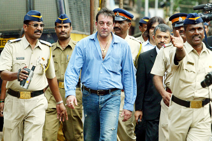 তাঁর অপরাধ জীবন ও বিচারপর্ব: ১৯৯৩। মুম্বই বিস্ফোরণের সময় অবৈধ অস্ত্র রাখার অভিযোগ ওঠে অভিনেতা সঞ্জয় দত্তের বিরুদ্ধে।<br>
হাজতবাস করতে হয় এক বছরেরও উপর।  সে সময়েই মুক্তি পায় সঞ্জয়ের আর একটি সিনেমা ‘খলনায়ক’ যা বাড়িয়ে দেয় দর্শকের উন্মাদনা,<br>
তবে অন্য দিকে আটকে যায় সে সময়ের তাঁর অভিনীত বহু সিনেমা। পরের দিকে তিনি জামিনে ছাড়া পান। তবে মামলা চলতে থাকে।<br>
চলতে থাকে কোর্টে হাজিরাও। সিনেমা নিয়েও ব্যস্ত হতে হয় সঞ্জয়কে। বক্স অফিস হিটও হয় সেই সিনেমাগুলো।<br>
সে সময়ের টানাপড়েন, ব্যর্থতা নিয়ে  সঞ্জয়ের জীবন ফুটে উঠবে ‘দত্ত’তে।