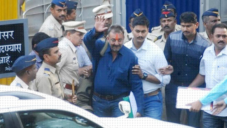 হাজতবাস এবং মুক্তি: বাবা সুনীল দত্ত মারা যান ২০০৫-এ। আবার অসহায় বোধ করেন সঞ্জয়। ২০১৩তে তাঁর বিরুদ্ধে ওঠা<br>
সব অভিযোগ প্রমাণিত হয়। আবার হাজতবাস হয় সঞ্জয়ের। ঠাঁই হয় পুণের একটি জেলে। তবে তত দিনে সব ক’টি সিনেমাই<br>
শেষ করে ফেলেছিলেন সঞ্জয়। ২০১৬-র ফেব্রুয়ারিতে তাঁর জেলের মেয়াদ শেষ হয়। ২৩ বছরের ধকল কাটিয়ে মুক্তি পান<br>
সঞ্জুবাবা। তাঁর দেখা জেল কুঠুরি, তিক্ত অভিজ্ঞতাগুলোও যেমন রয়েছে তেমনই সেই অন্ধকার জীবন<br>
থেকে বেরিয়ে তাঁর দেখা খোলা আকাশের গল্পও রয়েছে এই ছবিতে।