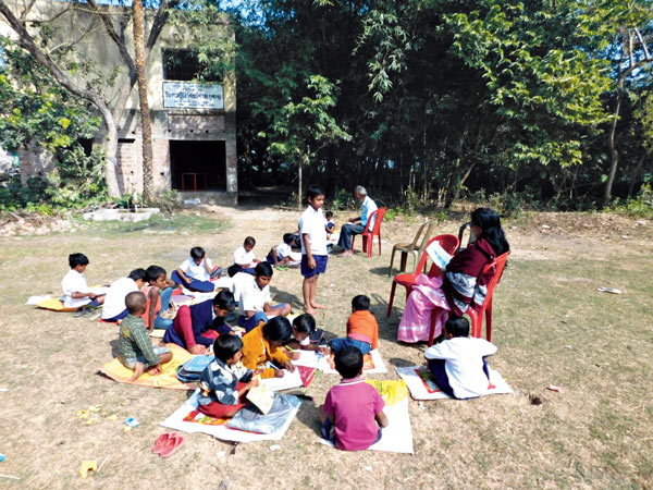 এ ভাবেই ক্লাস। ডোমকলের ইসলামটুলি শিক্ষাকেন্দ্রে। ছবি: সাফিউল্লা ইসলাম