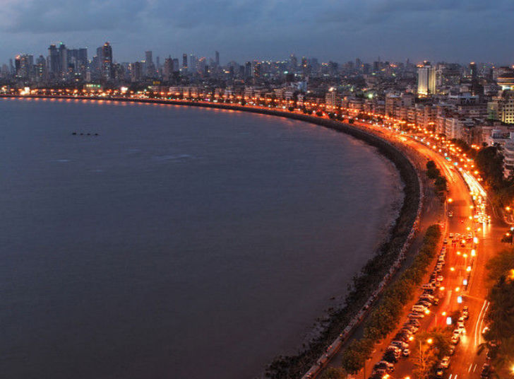 দেশের ধনীতম শহরের তকমা দখল করেছে মুম্বই।৮২০০০ কোটি ডলারের সম্পদ নিয়ে<br>
এক নম্বরে বাণিজ্যনগরী। এ শহরেই রয়েছে ৪৬০০০ জন কোটিপতি ও ২৮ জন ধনকুবেরের<br>
বসবাস। দ্বিতীয় স্থানে রয়েছে দিল্লির নাম। ৪৫০০০ কোটির সম্পদ-সহ<br>
এ শহরে বাস ২৩,০০০ মিলিওনেয়ার ও ১৮ জন বিলিওনেয়ারের।