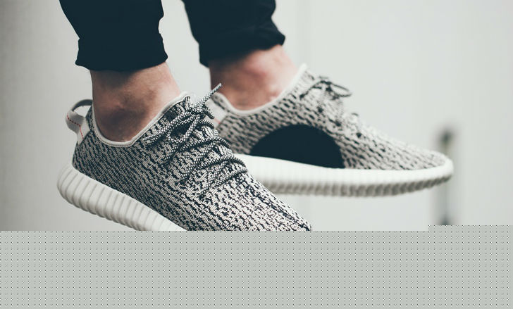 জুতোকে ট্রেইনার্স (Trainers) বলা হয় ব্রিটিশ ইংরেজিতে। আর স্নিকার (Sneakers) বলা হয় মার্কিন ইংরেজিতে।