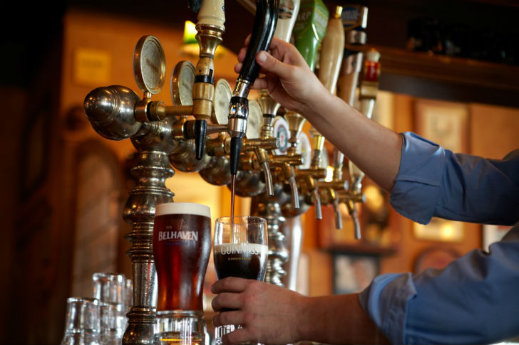 সরাইখানাকে ব্রিটিশ ইংরেজিতে বলে পাব (Pub)। আর আমেরিকান ইংরেজিতে বার (Bar)।