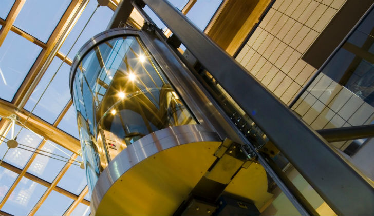 লিফ্ট (Lift) বলা হয় ব্রিটিশ ইংরেজিতে। আমেরিকান ইংরেজিতে বলা হয় এলিভেটর (Elevator)।