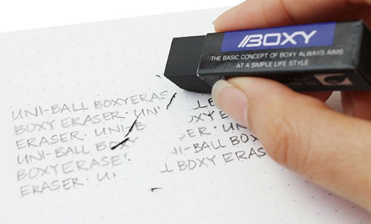 রাবার (Rubber) কথাটি ব্রিটিশ ইংরেজি। ইরেজার (Eraser) বলা হয় আমেরিকান ইংরেজিতে।