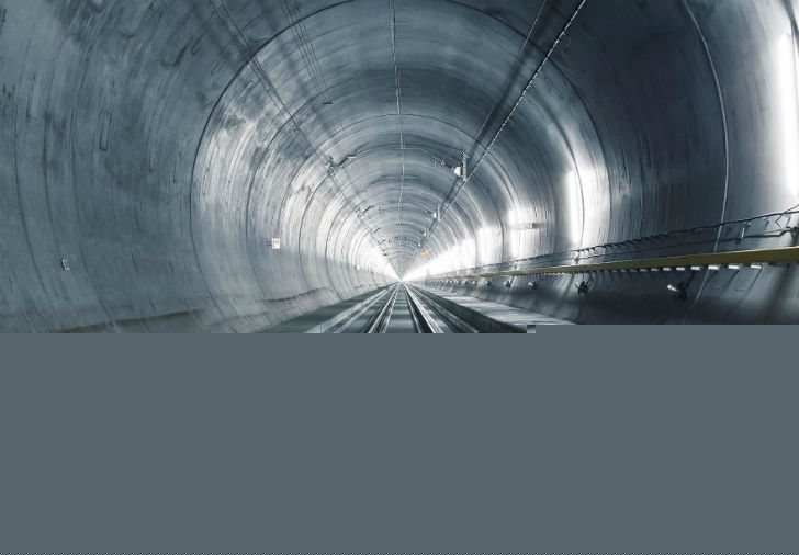 সুড়ঙ্গকে ব্রিটিশ ইংরেজিতে বলে টিউব (Tube), আমেরিকান ইংরেজিতে বলে সাবওয়ে (Subway)।