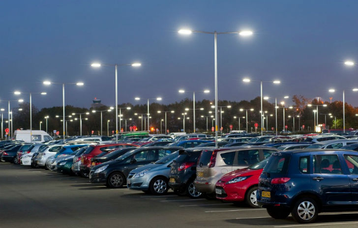 গাড়ি রাখার জায়গাকে কার পার্ক (Car Park) বলা হয় ব্রিটিশ ইংরেজিতে। মার্কিন ইংরেজিতে একে বলে পার্কিং লট (Parking Lot)।