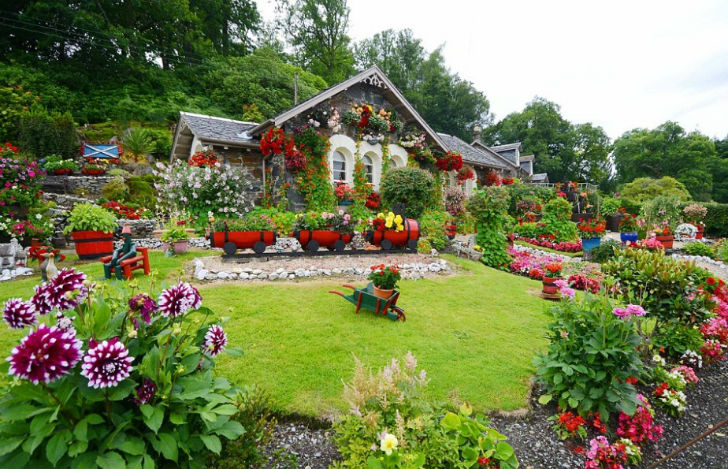 বাগানকে ব্রিটিশ ইংরেজিতে বলে গার্ডেন (Garden), আমেরিকান ইংরেজিতে বলে ইয়ার্ড (Yard)।