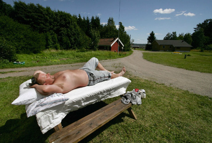 ন্যূনতম নজরদারির মধ্যে এখানে থাকেন কয়েদিরা। এই জেলকে তাই পৃথিবীর সবচেয়ে ‘মানবিক জেল’ও বলা হয়।