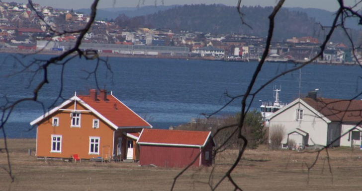 আগে বস্টয় দ্বীপে ছিল বস্টয় বয়েজ হোম। ১৮৯৮ সালে জমি কিনে এখানে হোমটি তৈরি করে <br> নরওয়ে সরকার। যদিও ১৯০০ সালে তৈরি হওয়ার ১৫ বছরের মধ্যে বন্ধ হয়ে <br> গিয়েছিল এই বয়েজ হোম। পরে ১৯৫৩ সালে একবার খুললেও ফের ১৯৭০-এ বন্ধ হয়ে যায় এই হোম।