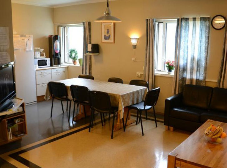 বর্তমান জেলকর্তা আর্নে কেভার্নভিক নীলসেন জানাচ্ছেন, ৬৯ জনের মধ্যে মাত্র ৫ জন কর্মীই সারা রাত থাকেন এখানে।