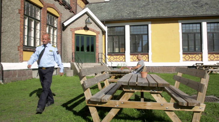 ছোট্ট অন্ধকার ঘরে গা ঘেষাঘেষি করে থাকা নয়। কয়েদিদের থাকার জন্য সারি সারি <br> কাঠের বাংলো রয়েছে এখানে। রয়েছে জেলের নিজস্ব ফার্ম হাউসও।