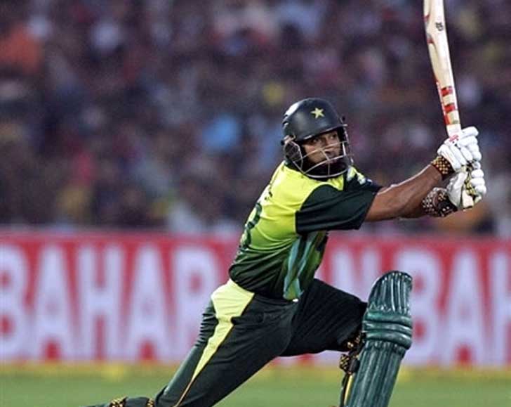 তালিকার একমাত্র পাক ব্যাটসম্যান মহম্মদ ইউসুফ ধোনির চেয়ে এক ইনিংস বেশি খেলে ৯ হাজারের গণ্ডি টপকেছিলেন।