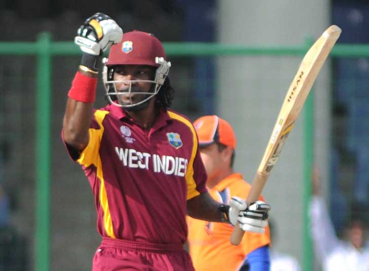 একমাত্র ক্যারিবীয় ব্যাটসম্যান হিসাবে ১০ নম্বরে রয়েছেন ক্রিস গেইলও। গিলক্রিস্টের মতো তিনিও এই নজির গড়েছিলেন ২৬১ ইনিংসে।