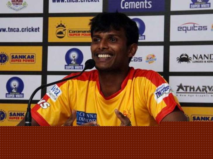 টি নটরাজন- নিলামেই রাতারাতি খবরের শিরোনামে চলে আসেন তামিলনাড়ুর অলরাউন্ডার টি নটরাজন। ৩ কোটি টাকা দর পায় এই বাঁহাতি পেসার। কিঙ্গস ইলেভেন পঞ্জাবের হয়ে প্রথম আইপিএল খেলতে নামবেন তিনি।