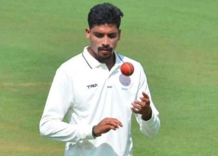 মহম্মদ সিরাজ- ঘরোয়া ক্রিকেটে দুর্দান্ত কিছু পারফরম্যান্স রয়েছে মহম্মদ সিরাজের। ২০ লক্ষ টাকা বেস প্রাইস ছিল ডানহাতি এই মিডিয়াম পেসারের। নিলামে ২ কোটি ৬০ লক্ষ টাকায় ঘরের ছেলেকে দলে নেয় সানরাইজার্স হায়দরাবাদ।