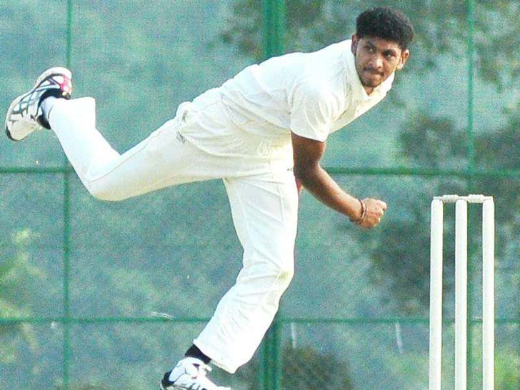 বাসিল থাম্পি- কেরালার মিডিয়াম পেসার বাসিল থাম্পিকে গুজরাত লায়ন্স কেনে ৮৫ লক্ষ টাকায়। তাঁর বেস প্রাইস ছিল মাত্র ১০ লক্ষ টাকার। ঘরোয়া টি২০ ফর্ম্যাটে দুর্দান্ত বোলিং পারফরম্যান্স রয়েছে বছর ২৩-র বাসিল থাম্পির।