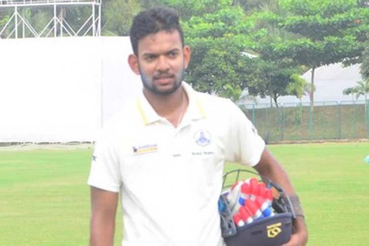 সায়ন ঘোষ - কলকাতা নাইট রাইডার্সে আরও এক বাঙালি ক্রিকেটারের সংযোজন। ১০ লক্ষ টাকার বেস প্রাইসে বাংলার অনূর্ধ্ব ১৯ দলের সায়ন ঘোষকে কিনল কলকাতা নাইট রাইডার্স। ডান হাতি মিডিয়াম পেসার সায়ন পূর্বাঞ্চল এবং বাংলার হয়ে দুর্দান্ত বোলিং করে সাড়া জাগিয়ে দিয়েছেন চলতি ঘরোয়া ক্রিকেটে।