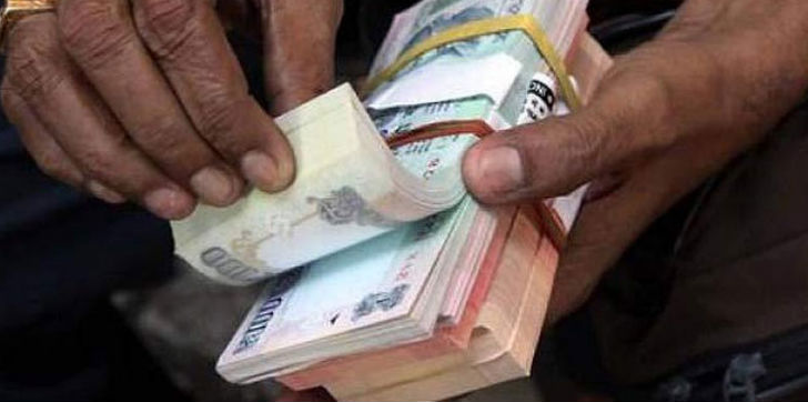 বিয়ের উপহার এমনিতে ট্যাক্স ফ্রি। কিন্তু এ বার থেকে বিয়েতে ৩ লাখের বেশি নগদে<br>
উপহার নেওয়া যাবে না। অর্থাত্ ৩০০০ জনের থেকে ১০০ টাকা করে নগদে বিয়ের উপহার<br>
নিলে, বা ১০০ জনের থেকে ৩০০০ টাকা করে নগদে নিলে, তা আইনের আওতায় পড়ে যাবে।