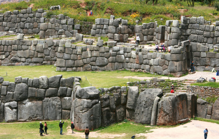 পেরুর সাকসেওয়ামান মন্দির চত্বরে রয়েছে একের পর এক অসংখ্য পাথর দিয়ে সাজানো স্থাপত্য।<br>
দু’টি পাথরের মাঝে একটুও ফাঁক নেই। এমনকী একটি কাগজের টুকরোও গলানো যায় না তাতে।<br>
কিন্তু, কী ভাবে তা গড়ে উঠল সে নিয়েও গবেষকদের মধ্যে ধোঁয়াশা রয়েছে।