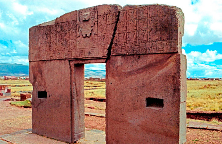 বলিভিয়ার প্রাচীন শহর তিয়ানাকুতে রয়েছে একটি সূর্যতোরণ। প্রত্নতত্ত্ববিদদের<br>
একাংশের মতে, খ্রিস্টপূর্বাব্দের প্রথম শতকে এটি কোনও সাম্রাজ্যের কেন্দ্রস্থল ছিল।<br>
তবে এই তোরণের গায়ে খোদাই করা লিপির অর্থ আজও উদ্ধার করা সম্ভব হয়নি।