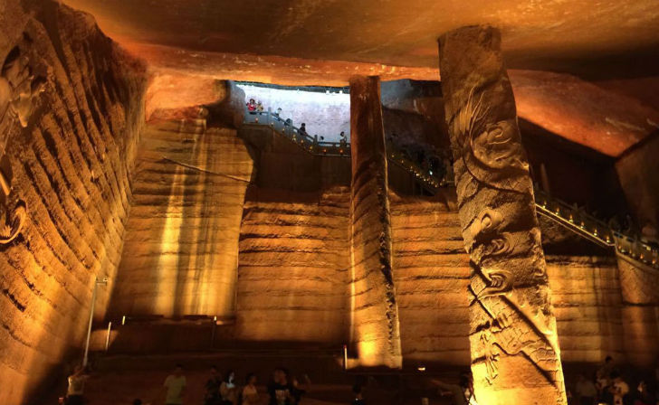 চিনের লংয়ুও গুহাগুলি তৈরি করা হয়েছে বেলেপাথর দিয়ে। তবে এ ধরনের গুহা তৈরি করতে<br>
হাজার হাজার শ্রমিকের প্রয়োজন। কিন্তু, ইতিহাসের পাতায় সে বিষয়ে কোনও উল্লেখ পাওয়া যায়নি।