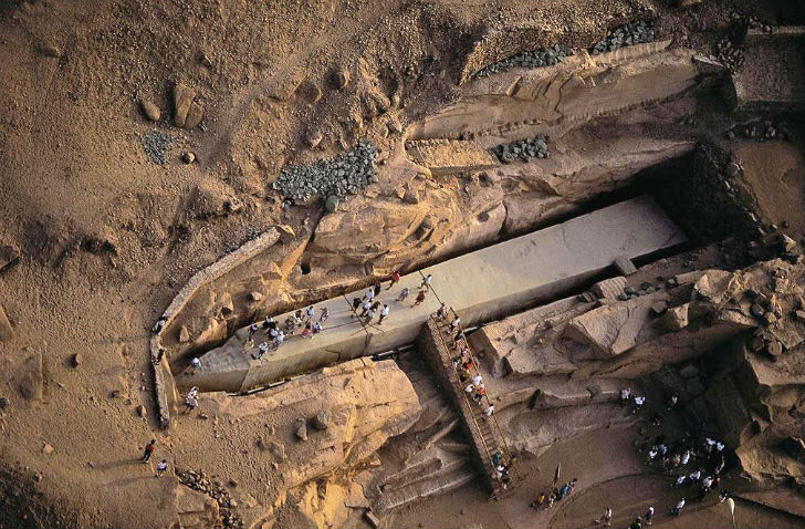 মিশরের অসমাপ্ত স্মারকস্তম্ভ নিয়েও গবেষকদের মনে অজস্র প্রশ্ন রয়েছে।<br>
একটি বিশাল আকারের পাথরের বুকে ওই স্মারকস্তম্ভ তৈরির কাজ শুরু হয়েছিল।<br>
পাথরে চিড় ধরায় স্তম্ভ বানানো বন্ধ করে দেওয়া হয়। তবে এর আকৃতি নিয়ে<br>
বা কী উদ্দেশ্যে ওই স্মারক বানানো হচ্ছিল সে উত্তর এখনও অজানাই রয়ে গিয়েছে।