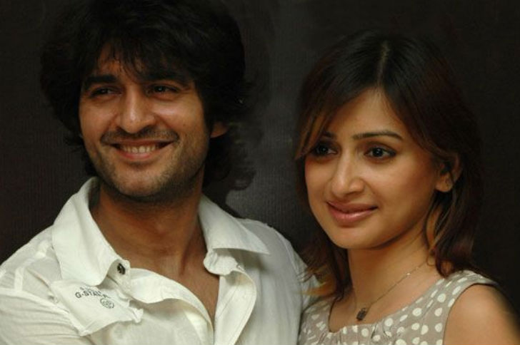 ছোটপর্দায় অভিনয়ে এসেছেন বহু কাপলই। তবে হিতেন তেজওয়ানি ও গৌরী প্রধানের জনপ্রিয়তার<br>
ধারেকাছে খুব কম কাপলই এসেছেন। ‘কিউকি সাস ভি কভি বহু থি’ বা ‘কুটুম্ব’-এর মতো<br>
সিরিয়ালের জোরে হিতেন-গৌরীকে এক ডাকে চেনেন প্রায় সকলেই।