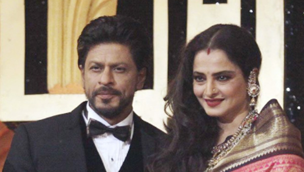 Did Shah Rukh Khan want to say some secret to Rekha dgtl
