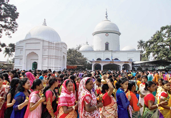 শিবরাত্রি উপলক্ষে ভিড় ময়নাগুড়ির জল্পেশ মন্দিরে। শনিবার ছবিটি তুলেছেন দীপঙ্কর ঘটক।