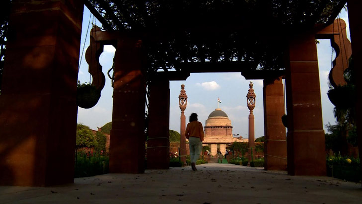 ১৯৬৮ সালে এসএসসি পাশ করেন ফরিউদ্দিন উচ্চ বিদ্যালয় থেকে। ১৯৭৩ সালে ঢাকা বিশ্ববিদ্যালয় থেকে ফাইন আর্টস-এ বিএফএ ডিগ্রি অর্জন করেন। এর পর বৃত্তি নিয়ে চলে যান প্যারিসে। সেখানেই কর্মজীবনের শুরু।