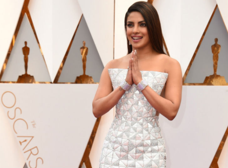 র‌্যালফ ও রুসো সিলভার গাউনে রেড কার্পেটে নজর কাড়লেন প্রিয়ঙ্কা চোপড়া।