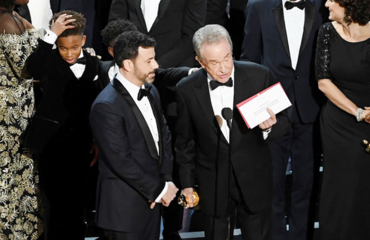 ঘোষণা করতে গিয়ে বিপত্তি ঘটালেন অভিনেতা ওয়ারেন বেটি।<br>
‘মুনলাইট’-এর বদলে উচ্চারণ করে ফেললেন ‘লা লা ল্যান্ড’-এর নাম।