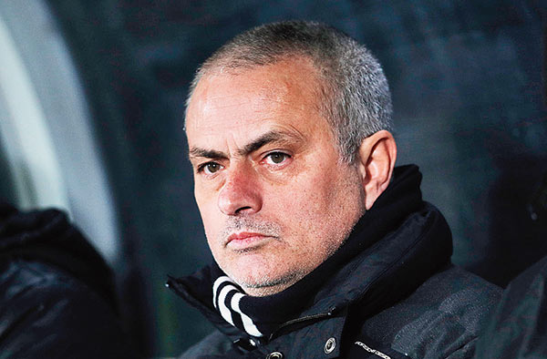 Jose Mourinho misbehaves with Journalist